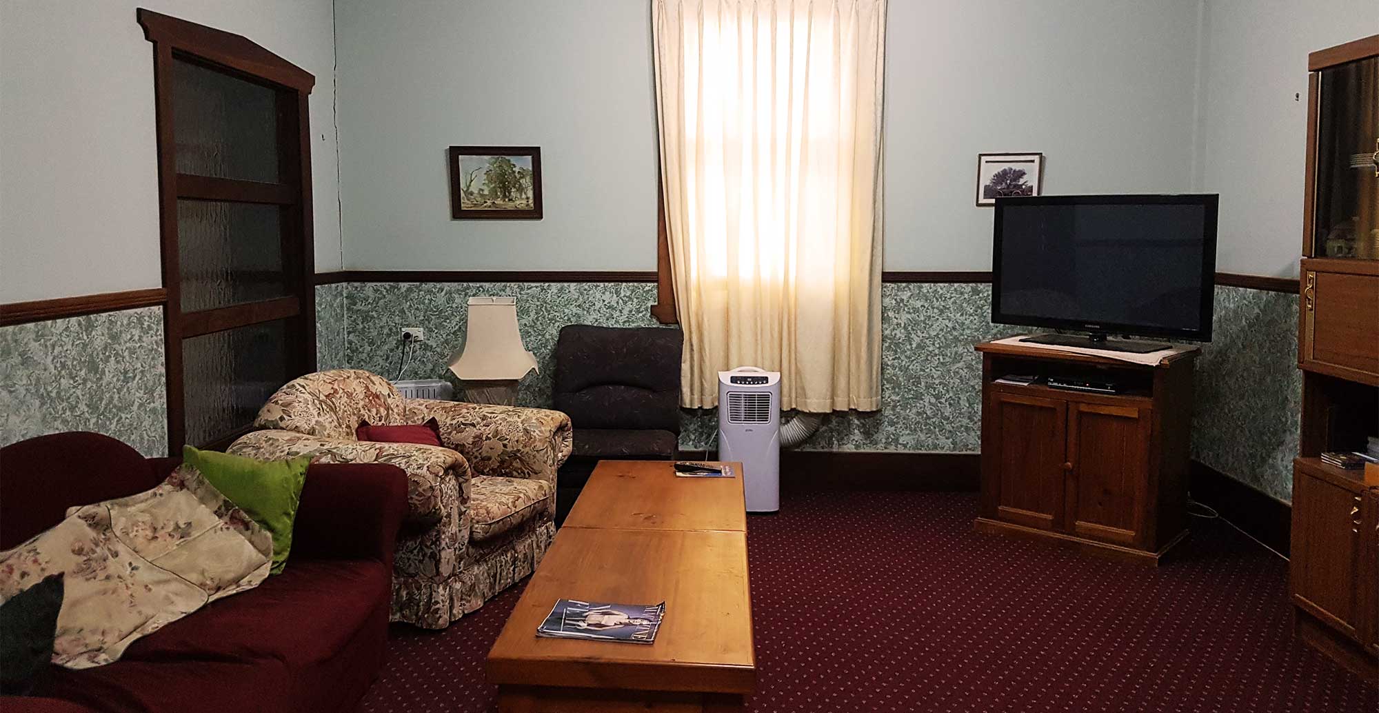 Queen of the Murchison - Lounge lounge